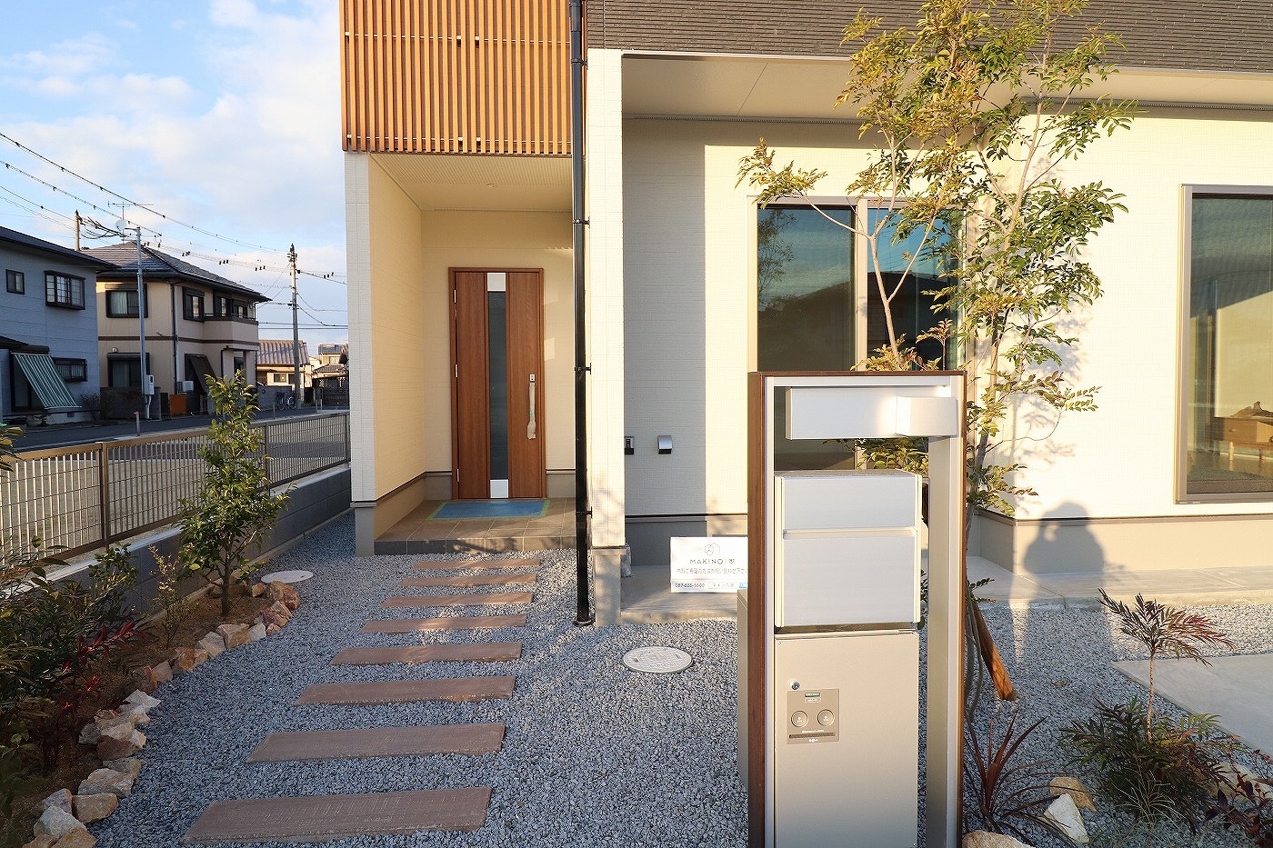 高松市木太町の新築分譲住宅の玄関アプローチ