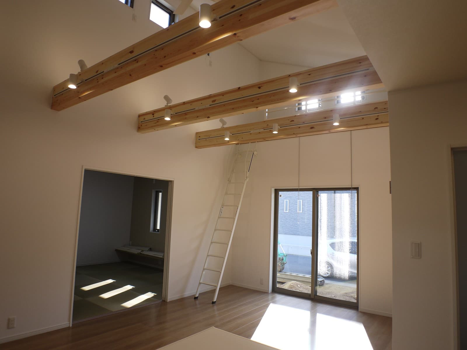 多目的に使用できるロフト　小窓からの採光はお部屋を明るくなります