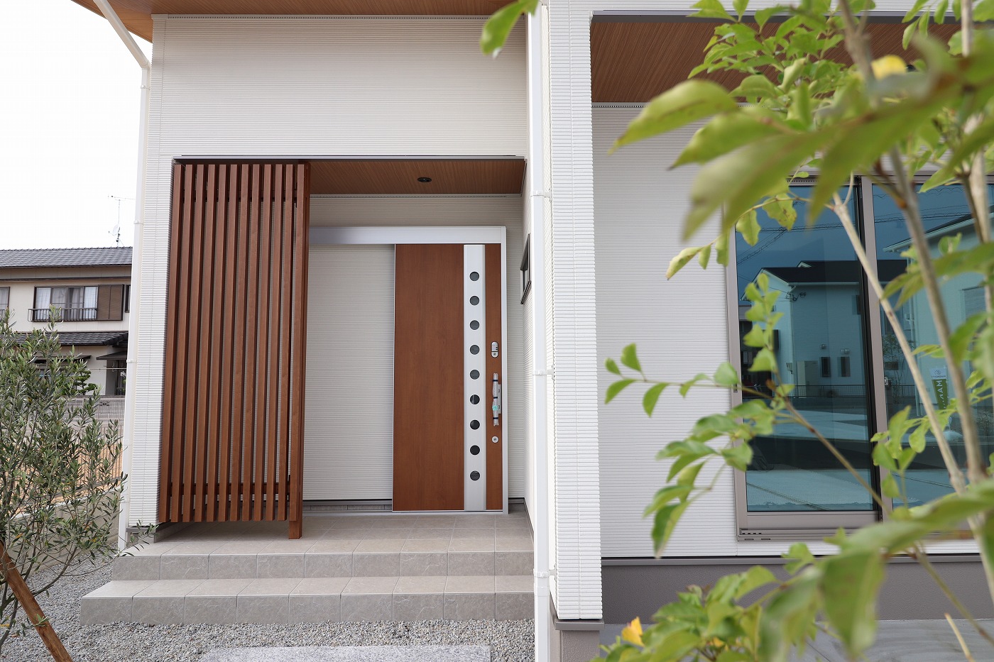 高松市下田井町の新築分譲住宅の玄関